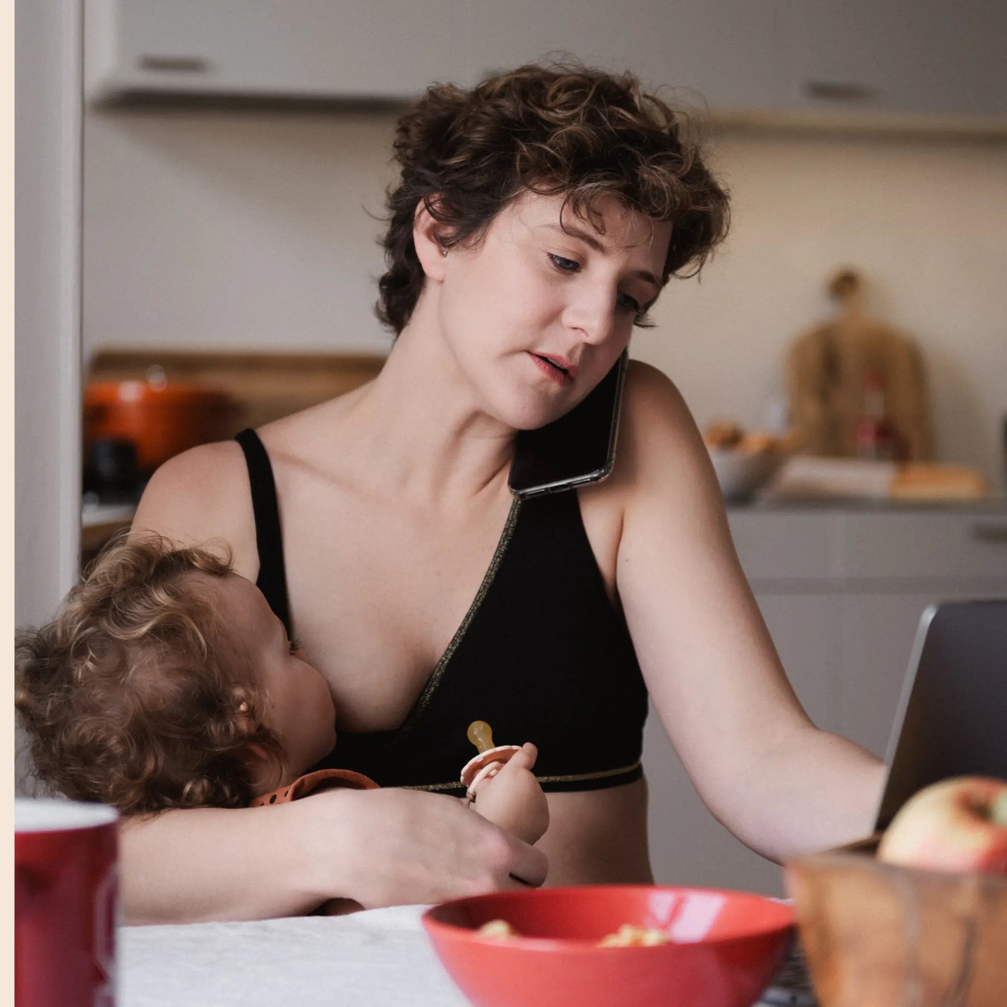 maman qui travaille au téléphone avec bébé au sein