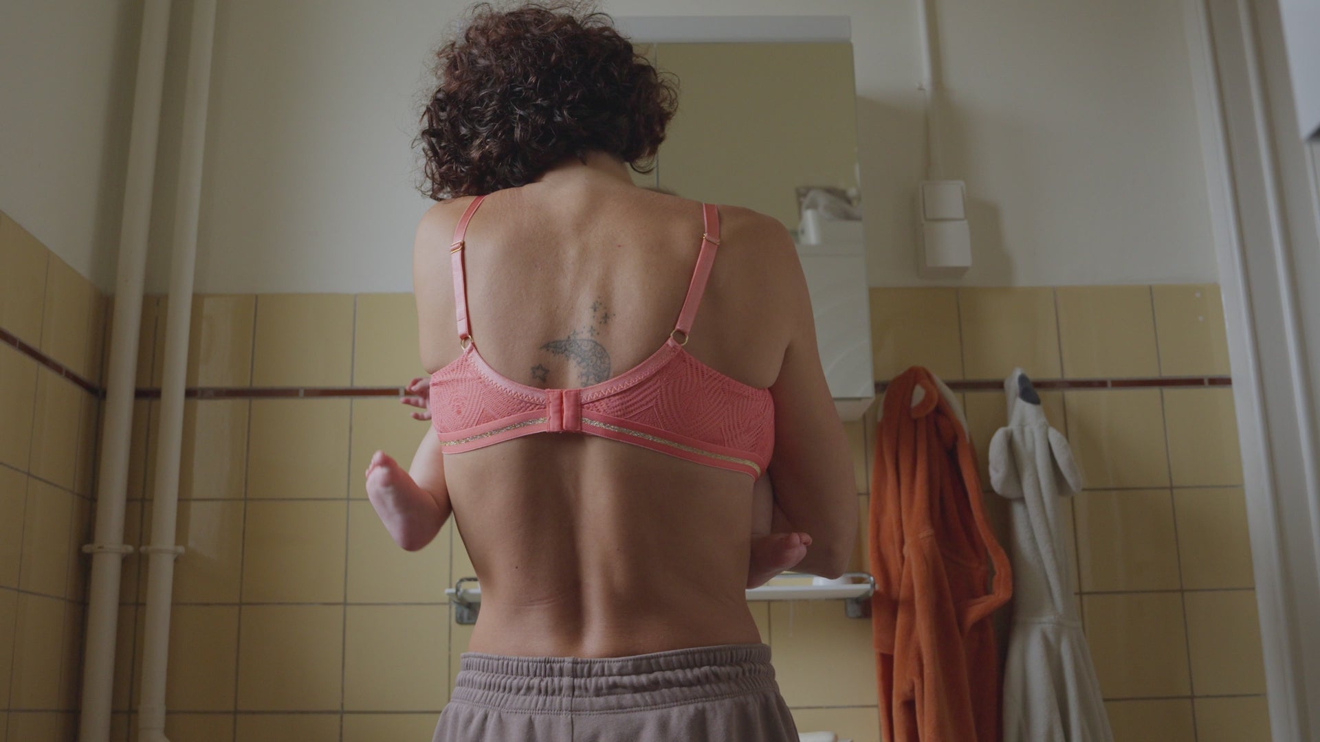 Charger la vidéo : vidéo de maman allaitant son bébé dans la salle de bain avec soutien-gorge allaitement dentelle rose